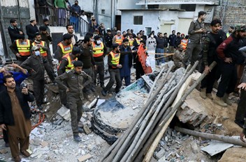 باكستان: ارتفاع عدد قتلى انفجار مسجد إلى 93 ..ولا تزال هناك جثث تحت الأنقاض