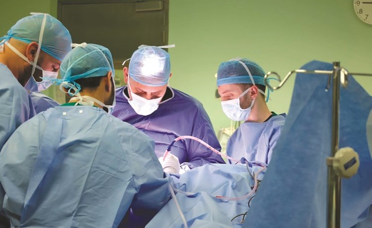 الفريق الطبي أثناء إجراء عملية الجراحة المزدوجة