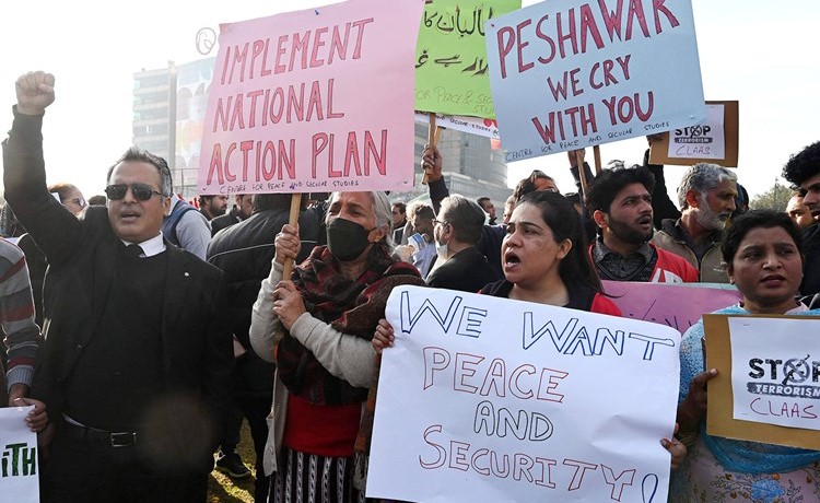 نشطاء باكستانيون يرفعون لافتات تعاطف مع ضحايا التفجير الانتحاري خلال تظاهرة في بيشاور(ا.ف.پ)