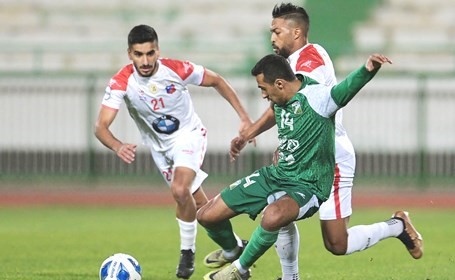 لاعب العربي خالد المرشد يتعرض للرقابة من مدافع الكويت مشاري غنام 	(موقع اتحاد الكرة)