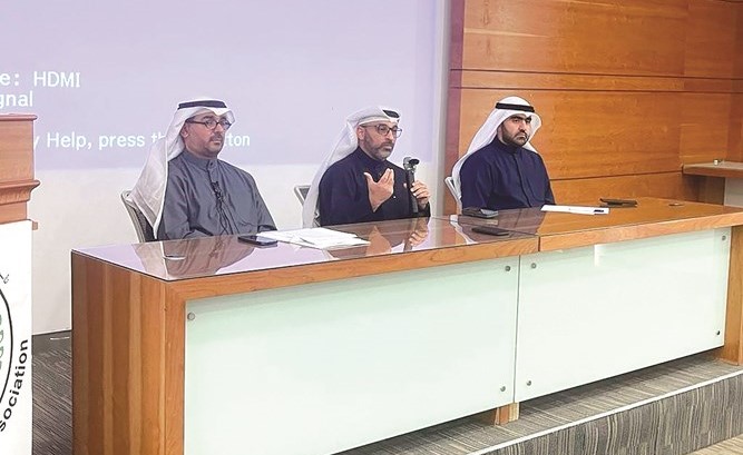عادل السالم متحدثا خلال مناقشة المشروع بحضور د. أحمد تقي وعلي هادي