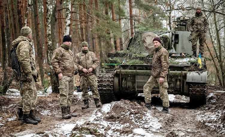 جنود أوكرانيون خلال مناورة على الحدود مع بيلاروسيا	 (رويترز)
