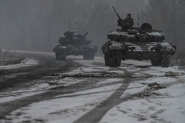 آليات عسكرية أوكرانية قرب الحدود مع بيلاروسيا (رويترز)