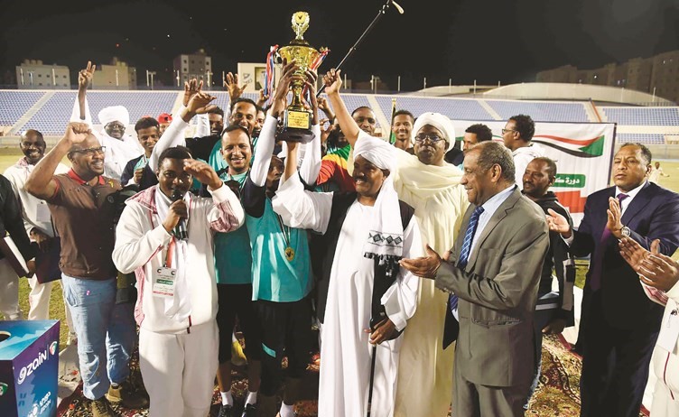 السفير السوداني يسلم كأس البطولة للفريق الفائز