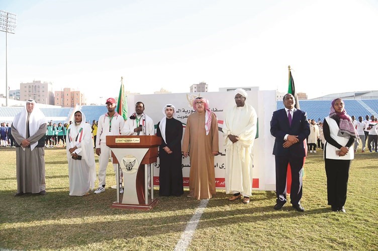 الوزير المفوض خالد الزعابي مع السفير السوداني عوض الكريم الريح بلة وعدد من الحضور