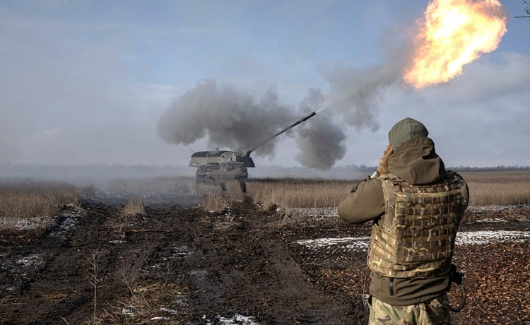عسكري أوكراني يطلق صاروخا قرب باخموت بمنطقة دونيتسك (رويترز)