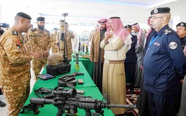 سمو رئيس الوزراء والشيخ طلال الخالد يطلعان على أحدث الأسلحة