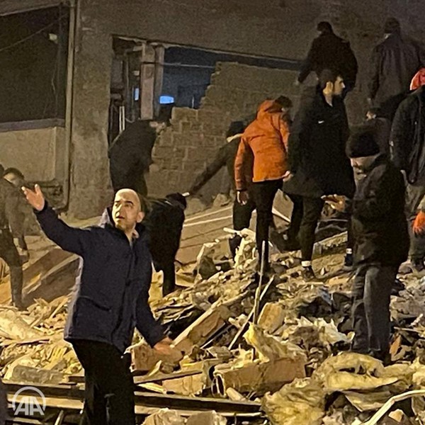 بالفيديو.. عشرات القتلى والجرحى في تركيا وسورية بعد الزلزال العنيف