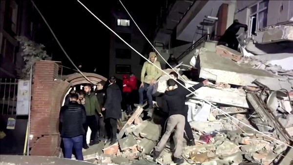 بالفيديو.. عشرات القتلى والجرحى في تركيا وسورية بعد الزلزال العنيف