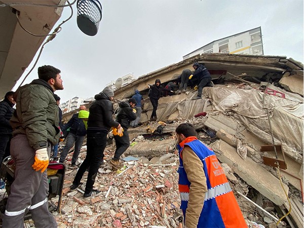 مئات القتلى والجرحى في سورية وتركيا جراء زلزال بقوة 7,8 درجات