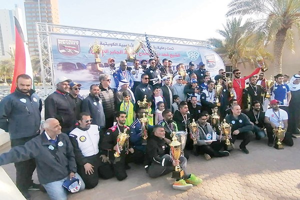الشيخ فهد الناصر والهزيم والفودري في صورة جماعية مع أبطال البطولة
