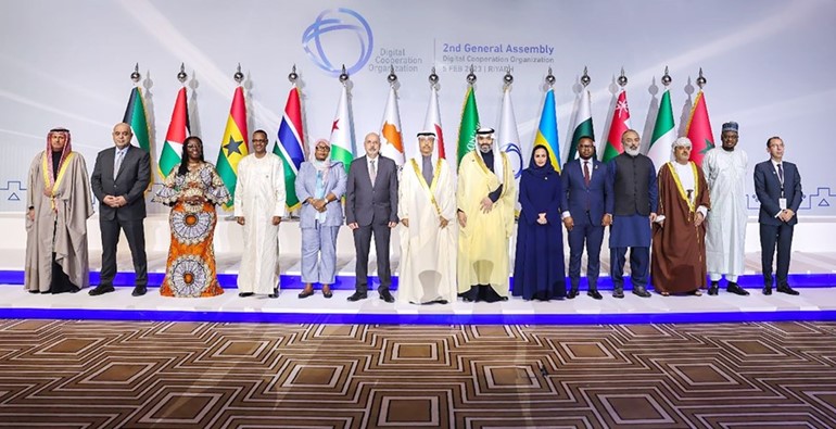 لقطة جماعية للوزراء المشاركين في اجتماع الجمعية العمومية لمنظمة التعاون الرقمي