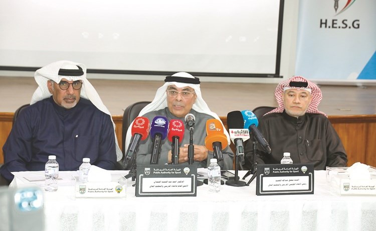 فيصل المقصيد ود.أحمد الحمدان ووليد سلطان خلال المؤتمر الصحافي(زين علام)