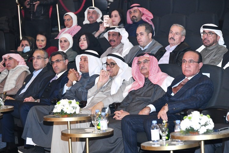 فهد العثمان ود.رشيد الحمد وعدد من الحضور في الحفل الختامي لجائزة الملتقى للقصة القصيرة العربية