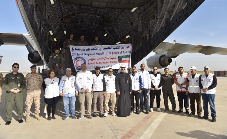 مها البرجس وعدد من ضباط القوة الجوية ومتطوعي الهلال الأحمر الكويتي قبيل مغادرة الطائرتين البلاد 	(أحمد علي)