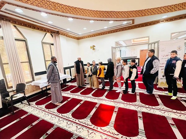 الشيخ أبوالحسين مستقبلا طلاب الحلقات بمسجد هيا الإبراهيم