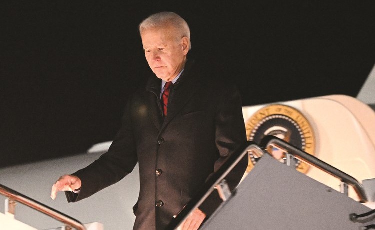 الرئيس الأميركي جو بايدن لحظة وصوله إلى قاعدة أندروز الجوية في ماريلاند	(أ.ف.پ)
