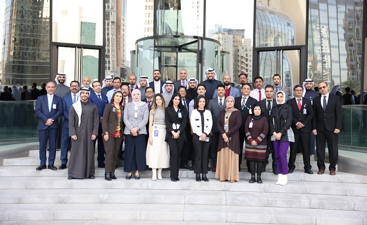 لقطة جماعية لفريق إدارة التمويل التجاري في بنك الكويت الوطني