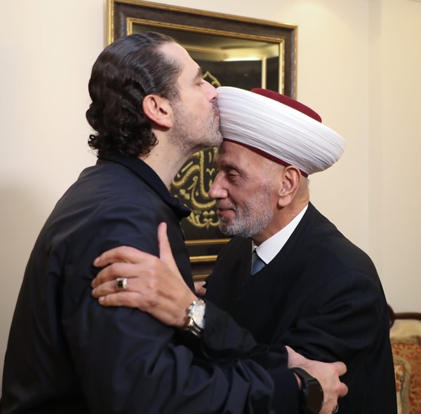  الرئيس سعد الحريري يقبل رأس مفتي لبنان الشيخ عبد اللطيف دريان (محمود الطويل)