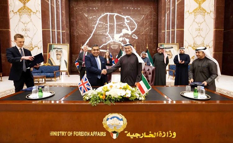 السفير منصور العتيبي واللورد طارق أحمد خلال توقيع الاتفاقية