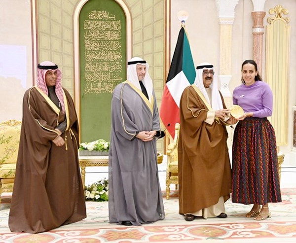 سمو ولي العهد الشيخ مشعل الأحمد مكرما د.كريستينا بوانا بحضور الشيخ سالم العبدالله ود.خالد الفاضل