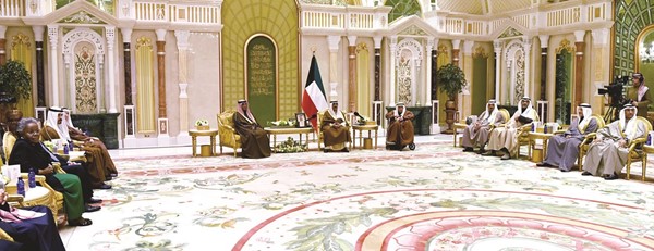سمو ولي العهد الشيخ مشعل الأحمد ود.خالد الفاضل مع عبداللطيف الحمد والفائزين بجوائز مؤسسة الكويت للتقدم العلمي وجائزة السميط للتنمية الأفريقية