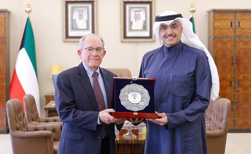 نائب رئيس مجلس الأمة محمد المطير خلال استقباله سفير الولايات المتحدة الأميركية الأسبق إدوارد غنيم