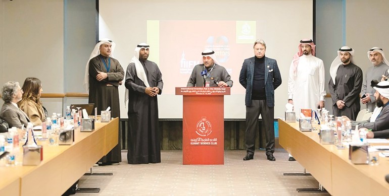 طلال الخرافي ود.محمد الصفار وديفيد فاروقي خلال اجتماع هيئة المحكمين