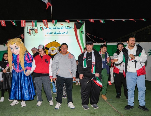 أطفال "الداون" وأقرانهم الأصحاء يتشاركون فرحة الاحتفاء بالأعياد الوطنية