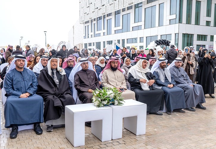 متابعة من الحضور لاحتفال جامعة الكويت بالأعياد الوطنية