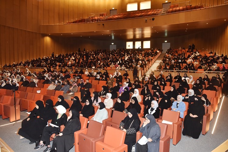 جمع كبير من الطلاب والطالبات خلال اللقاء التنويري