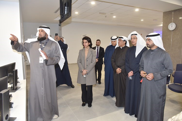 النائبان عالية الخالد وعبدالله الانبعي ومسؤولو ضمان خلال جولة بالمبنى الجديد