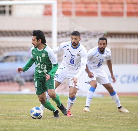 سيف الحشان يحاول المرور بالكرة من لاعب الجهراء رودريغو يوري