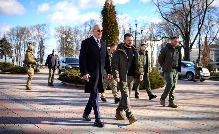 الرئيس الأميركي جو بايدن ونظيره الأوكراني فولوديمير زيلينسكي يسيران في جولة بشوارع كييڤ 	(رويترز)