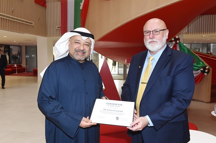 رئيس الجامعة الأمريكية الدولية د.مايكل بيشكو مكرما د.خالد مهدي