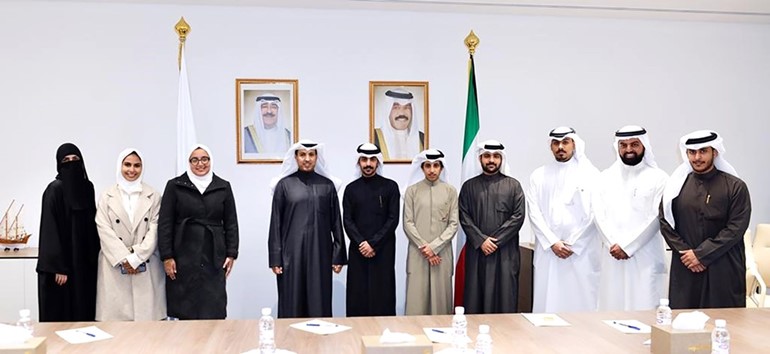 مدير جامعة الكويت بالإنابة د. فهد الدبيس مستقبلا ممثلي الاتحاد الوطني لطلبة جامعة الكويت
