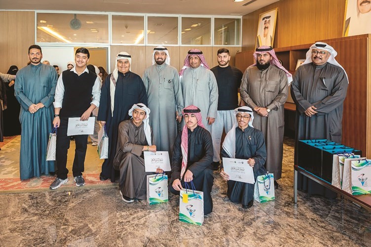  ومع عدد من الطلبة المكرمين