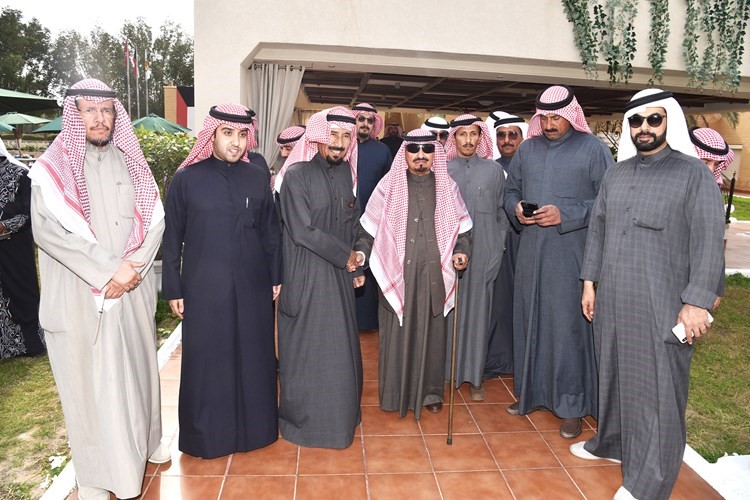 الشيخ علي الجابر مستقبلا راشد الجويسري وعددا من المدعوين