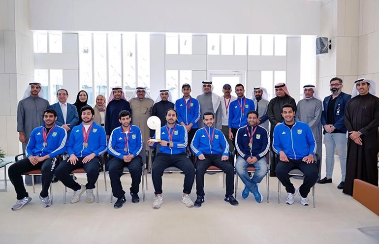مدير جامعة الكويت بالإنابة كرم الطلبة الفائزين بالأبحاث والرياضة