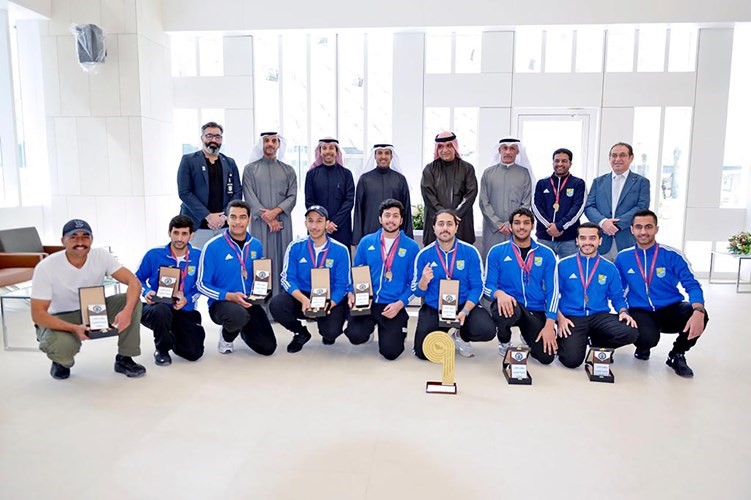 مدير جامعة الكويت بالإنابة كرم الطلبة الفائزين بالأبحاث والرياضة