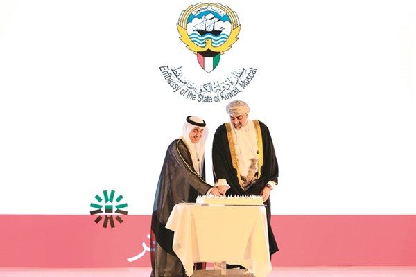 سفيرنا لدى سلطنة عمان د.محمد الهاجري خلال قطع كعكة الاحتفال