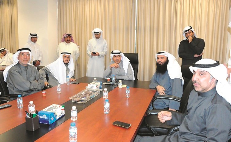 الوزير عبدالعزيز الماجد ومحمد العليم وعدد من قيادات الأوقاف يتابعون عملية الفرز