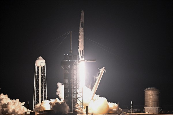 جانب من اطلاق صاروخ فالكون 9 التابع لسبيس إكس في فلوريدا حاملاً المركبة "كرو دراغون" في طريقها نحو المحطة الدولية (أ.ف.ب)