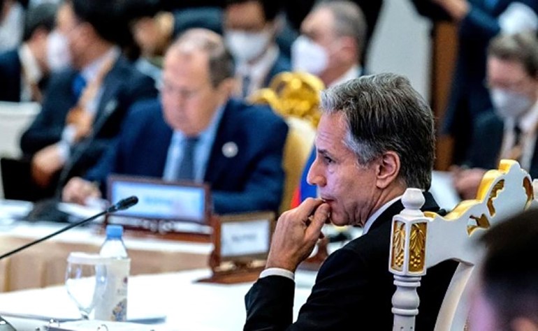 وزير الخارجية الأميركي أنتوني بلينكن ونظيره الروسي سيرغي لاڤروڤ خلال مشاركتهما في اجتماع مجموعة العشرين في الهند أمس