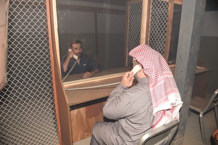 العماني في مشهد من العمل