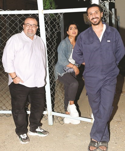 الزميل ياسر العيلة مع حمد العماني وبثينة الرئيسي في كواليس العمل