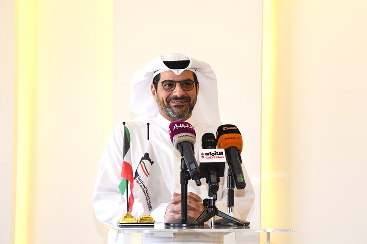 مازن الناهض خلال المؤتمر الصحافي