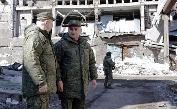 وزير الدفاع الروسي سيرغي شويغو متحدثا إلى احد قادته العسكريين خلال تفقده قوات بلاده في اوكرانيا (رويترز)