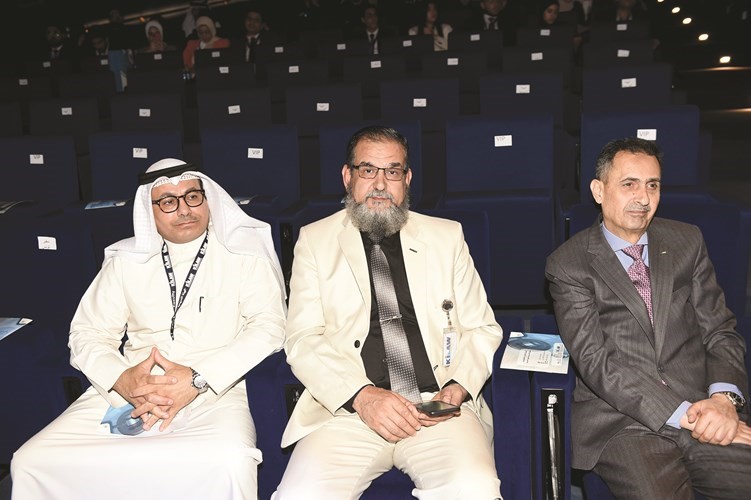 السفير صقر أبوشتال وعدد من الحضور