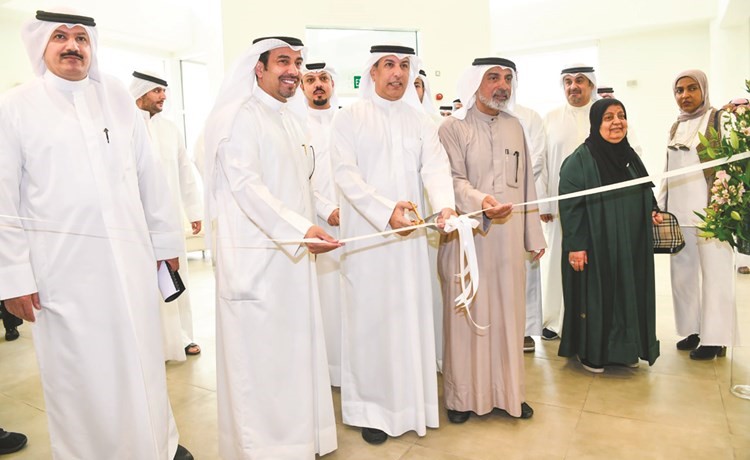 د. سلطان الديحاني وعدد من الحضور لدى افتتاح مكتبة اشبيلية العامة